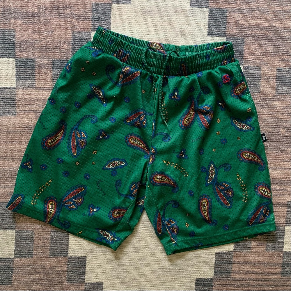 STUSSY GREEN PAISLEY PRINT MESH LINED BASKETBALL SHORTS